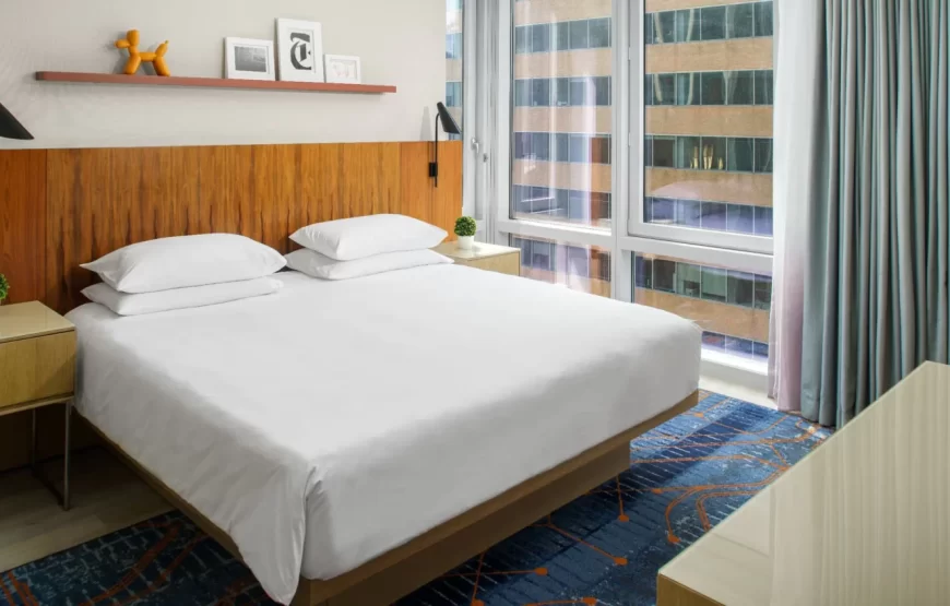Suite à un étage élevé avec 1 lit King et vue sur la ville